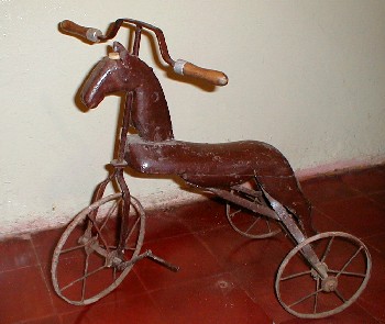 Caballito-triciclo, pieza representativa del museo